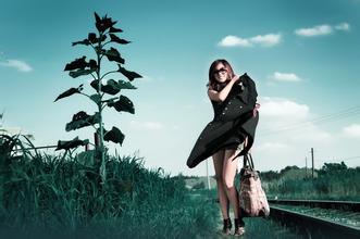 ��������ͨ�˿˷�������Ƶ�������������أ�С���������Ҹ� У�ڲ�������...